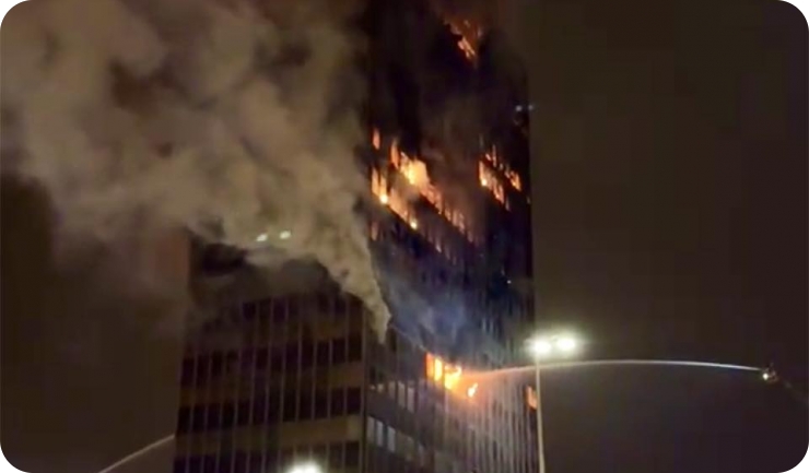 Veliki požar zahvatio Vjesnikov neboder, vatrogasci se cijelu noć borili s vatrom-156584