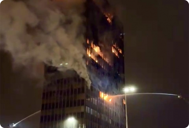 Veliki požar zahvatio Vjesnikov neboder, vatrogasci se cijelu noć borili s vatrom-156584