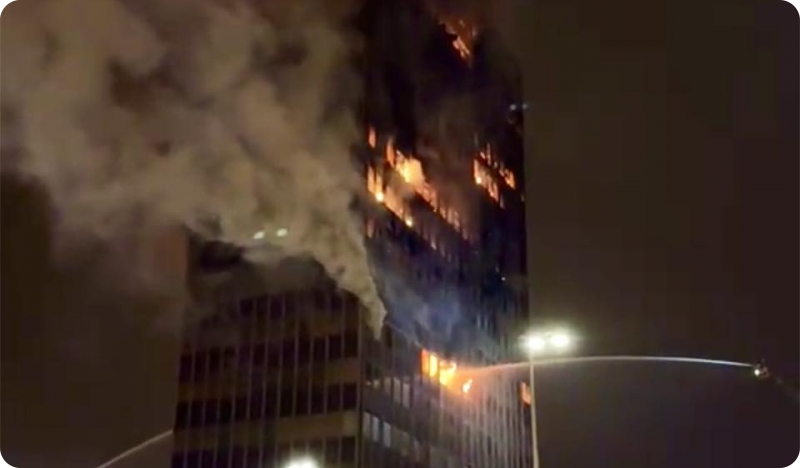 Veliki požar zahvatio Vjesnikov neboder, vatrogasci se cijelu noć borili s vatrom-156584