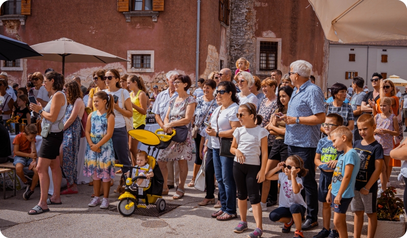Fešta smokve i smokvenjaka, otvaranje izložbe Olega Kulika, Kantautori u kaštelima…-147310