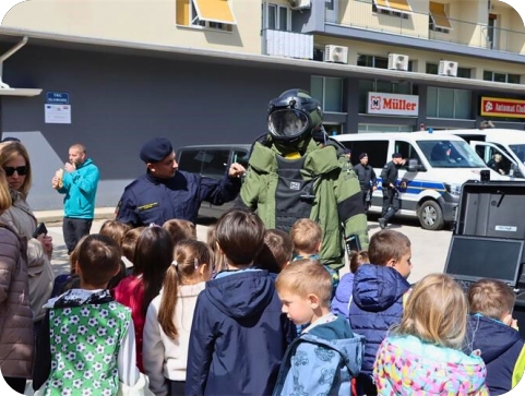 Policija na Danu otvorenih vrata u Pazinu predstavila vještine djelatnika, opremu i vozila -144311