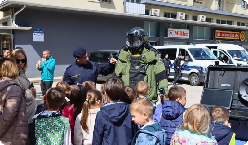 Policija na Danu otvorenih vrata u Pazinu predstavila vještine djelatnika, opremu i vozila -144311