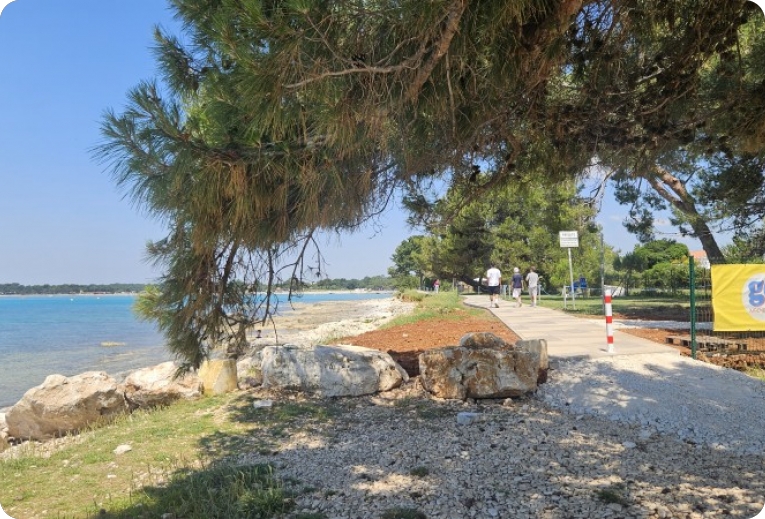 Quadovi vozili preko plaže i obale? Općina Medulin postavila kamene prepreke kod Kažele-160927