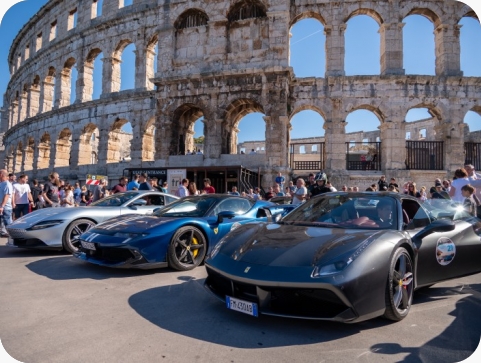 (FOTO) Ferrari Tour stigao pred pulsku Arenu i privukao brojne ljubitelje automobila-163975