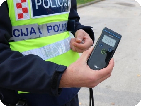 Bez položenog vozačkog ispita i pod utjecajem alkohola oštetio četiri vozila-161201