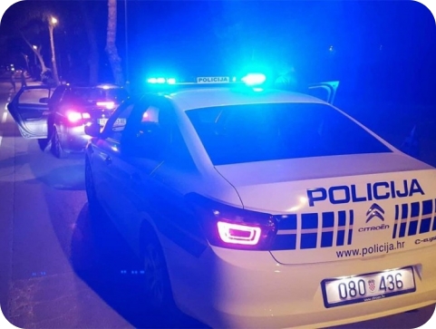 Poreč: Žena se bacila pred vozilo, potom pobjegla u obližnju šumu-159741