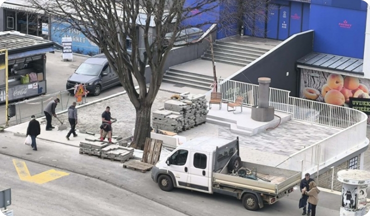 Sad znamo razlog zašto se vade novo postavljene ploče kod tržnice na Verudi-158863