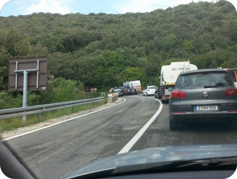 Zbog sudara autobusa i kampera zastoj na cesti kod Limskog kanala-99217