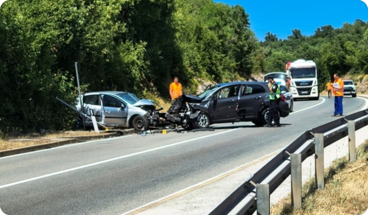 U prometnoj nesreći kod Štrmca ozlijeđene dvije vozačice, dvoje djece i putnik-162500