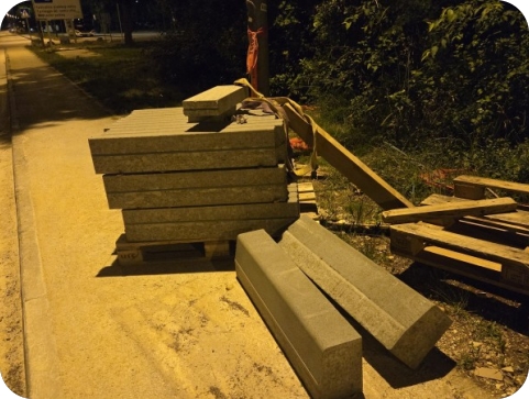 Ulaz u Veli Vrh za pješake? Može, ali preko paleta i betonskih blokova-160917