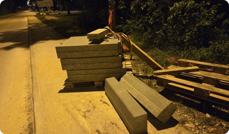 Ulaz u Veli Vrh za pješake? Može, ali preko paleta i betonskih blokova-160917