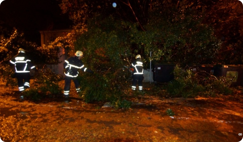 Više od stotinu vatrogasaca sudjelovalo je u sanaciji posljedica jakog vjetra-124905