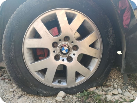 Bombaš s Červara i Tara postavio za sobom šiljke za bušenje guma-121459