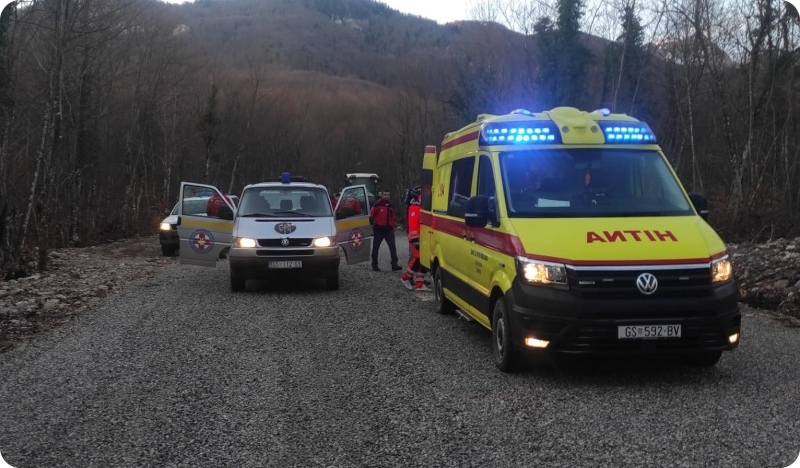 Nakon 13 sati akcije HGSS spasio planinara koji je jučer skliznuo na Velebitu i teško se ozlijedio-123589
