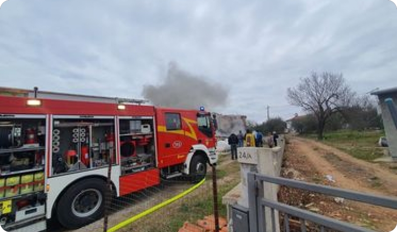 Pulski vatrogasci gase požar skladišta u Labinskoj ulici-124355