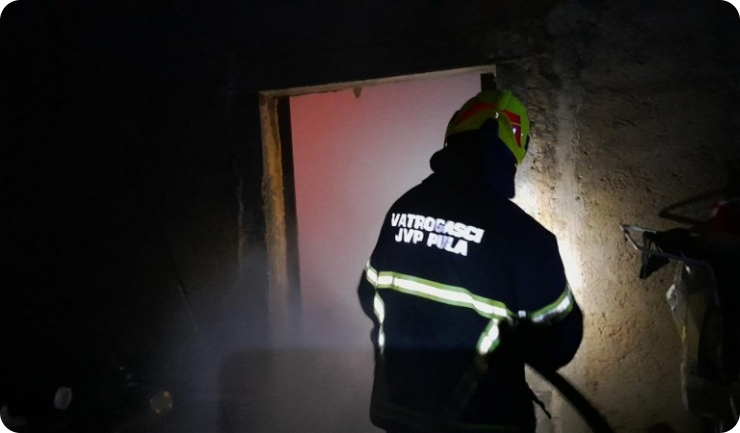 Požar drvarnice i garaže u Ulici Borik u Puli-124222