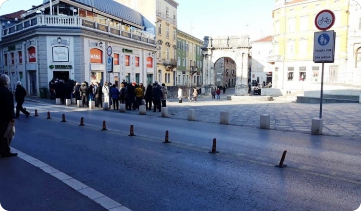 “Okupirani” šalteri Sberbanke u Puli-124903