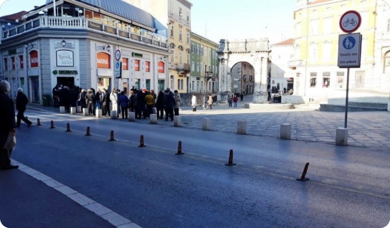 “Okupirani” šalteri Sberbanke u Puli-124903