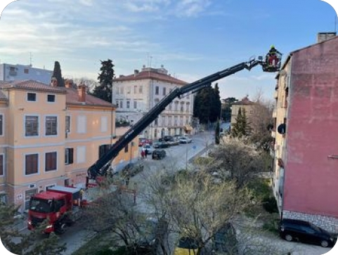 Pulski vatrogasci skidaju dijelove krova da ne padnu na nekoga-125089