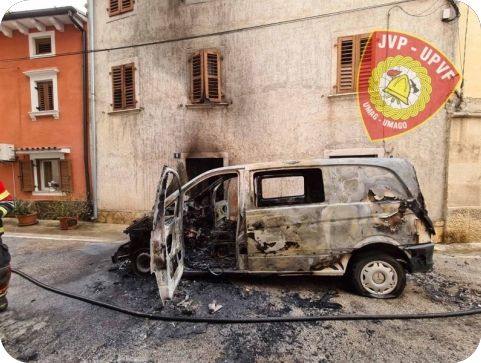 U Bujama kombi vozilo u potpunosti izgorjelo-125346