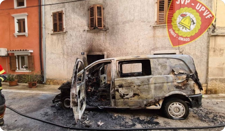 U Bujama kombi vozilo u potpunosti izgorjelo-125346