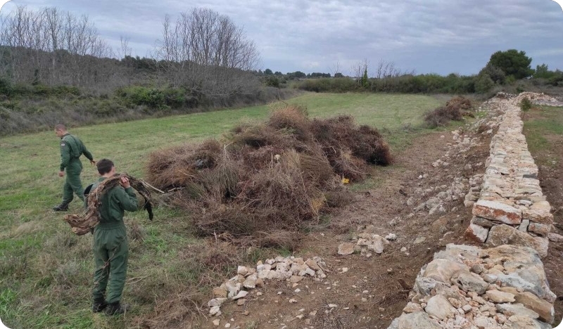 Nakon vojnih vježbi, vojnici pomagali djealtnicima Javne ustanove Kamenjak-126097