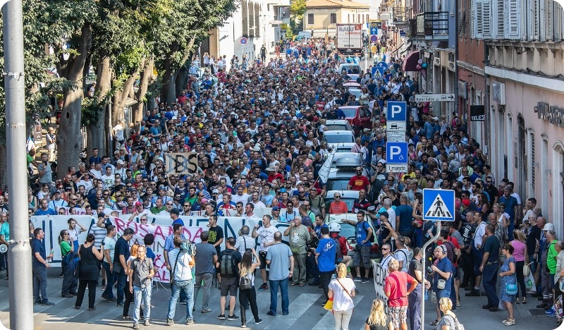 UŽIVO - Tisuću ljudi na ulicama Pule - 3. dan štrajka - VIDEO-90392