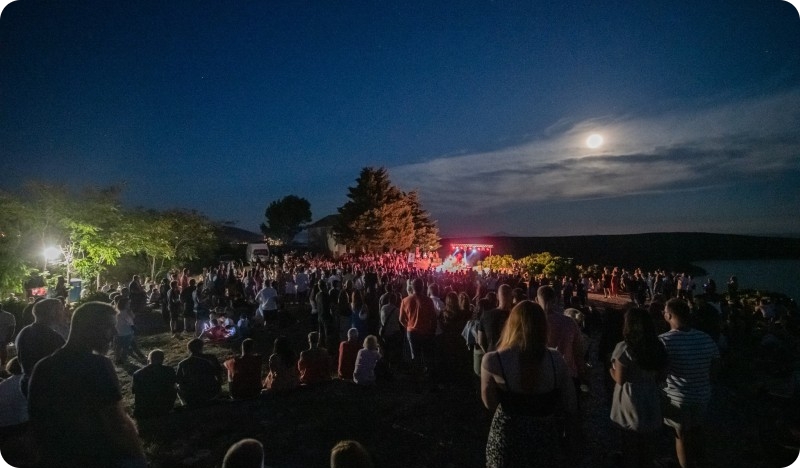 Predivna večer kod crkvice sv. Agnija u Raklju uz Oliverove stihove-138464