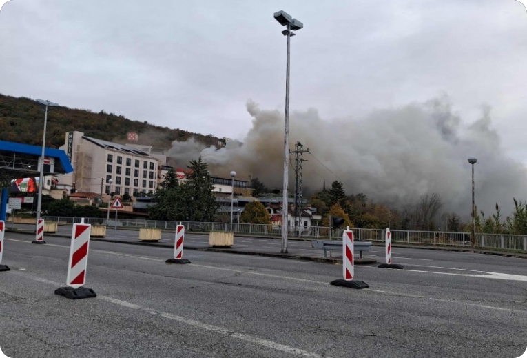 Veliki požar u Istri u Casinu Mulino kod Sečovlja, na terenu i hrvatski i slovenski vatrogasci-156677