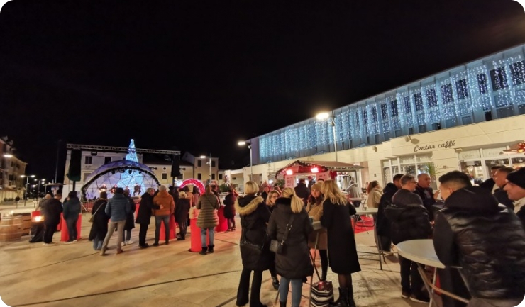 Zbog greške na razglasu na Trgu 1. svibnja u Umagu glazba se noćas čula sve do 4,30 sati-157481