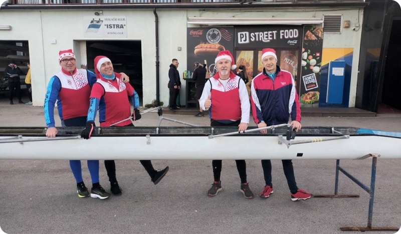 Veslači ‘‘Istra’’ Pula i ove godine ispratili Silvestrovo na moru-157591