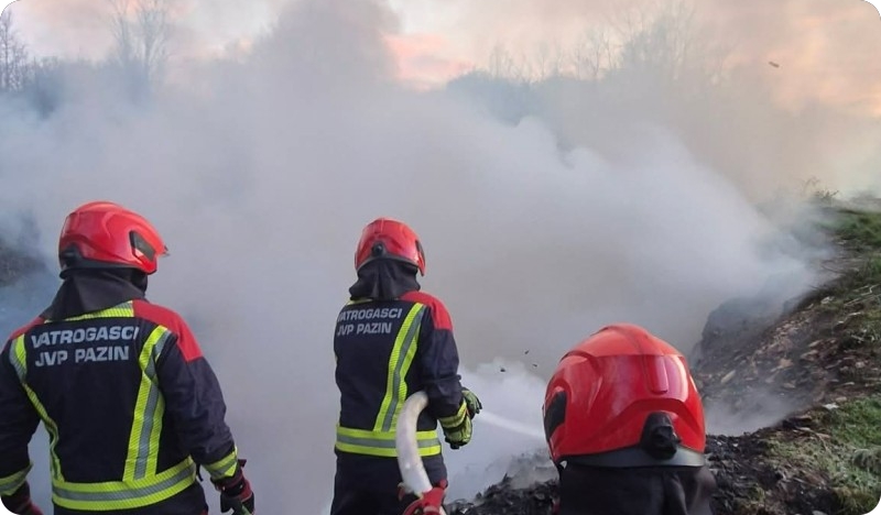 Požar ilegalnog odlagališta kod Gračišća prerastao u šumski požar-159623