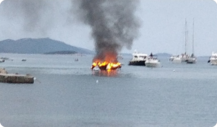 Drama na otoku Istu, zapalila se motorna jahta - VIDEO-99411