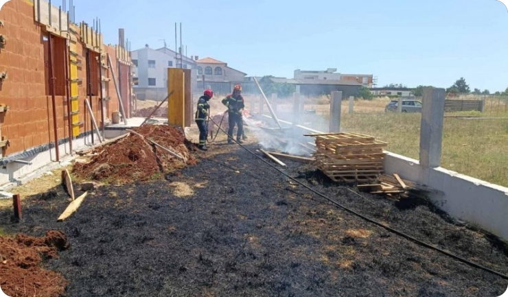 U Šikićima izbio požar, intervenirala JVP Pula-162137