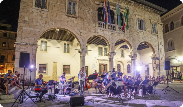 Big Band Pula i Daniele Ferro nastupaju na pulskom Forumu-153915