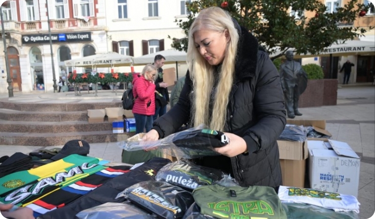 Humanitarni božićni štand Demona na pulskoj tržnici-157442