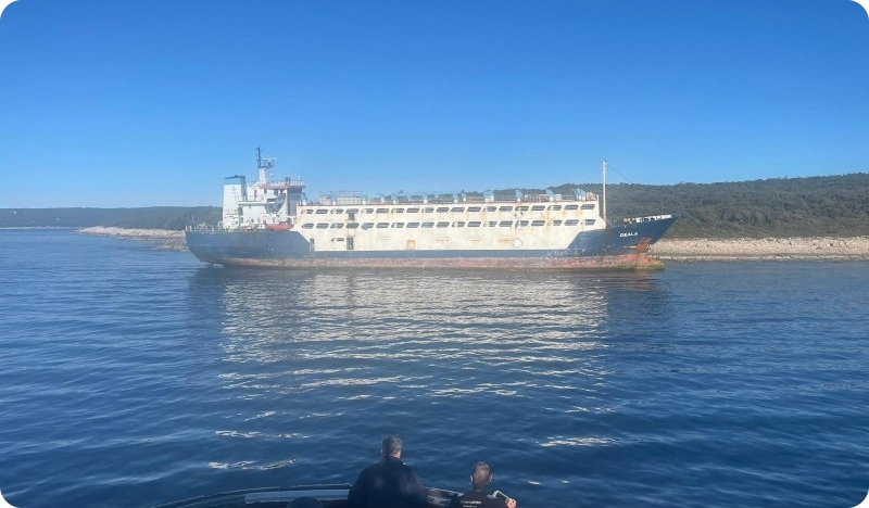 Pokrenute konačne aktivnosti uklanjanja broda „Deala“, koji se od trenutka nasukanja nalazi na ulazu u Raški zaljev-153895