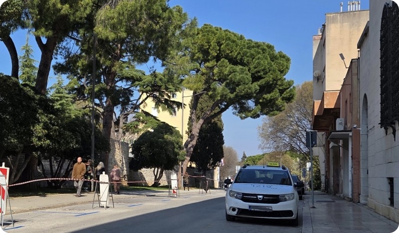 Preventivno uklanjanje grana koje se opasno naginju prema prometnici u Carrarinoj ulici-159382