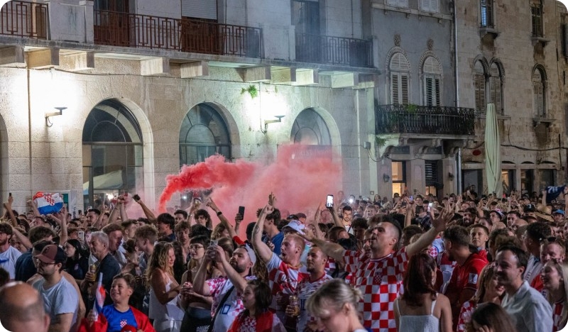 Policija sankcionirala mladiće zbog baklji tijekom prijenosa utakmice na pulskom Forumu-161533