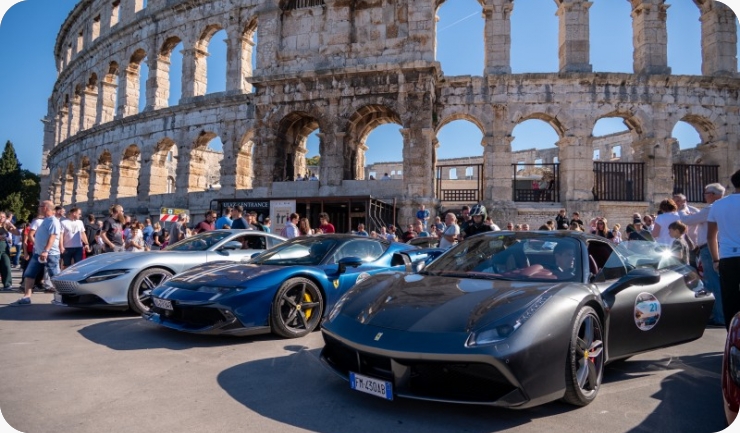 (FOTO) Ferrari Tour stigao pred pulsku Arenu i privukao brojne ljubitelje automobila-163975