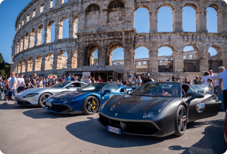 (FOTO) Ferrari Tour stigao pred pulsku Arenu i privukao brojne ljubitelje automobila-163975