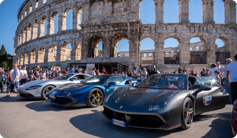 (FOTO) Ferrari Tour stigao pred pulsku Arenu i privukao brojne ljubitelje automobila-163975