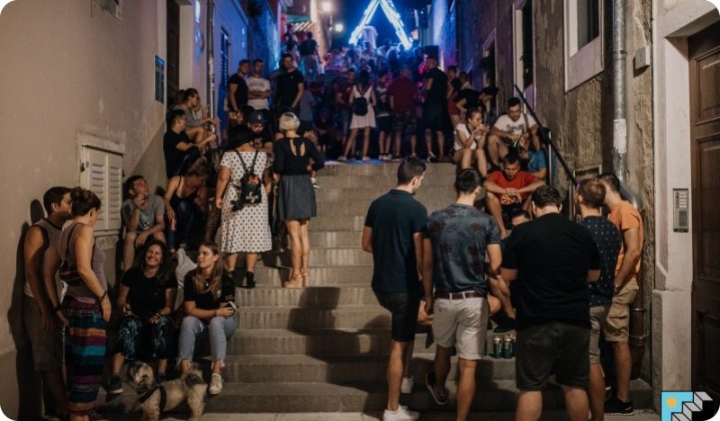 Downtown Pula - Doček u podne u srcu starog grada-157512