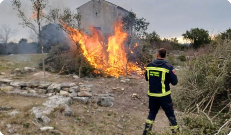 DVD Bale vrši kontrolirano spaljivanje granja i šikare na Sv. Mihovilu-125213