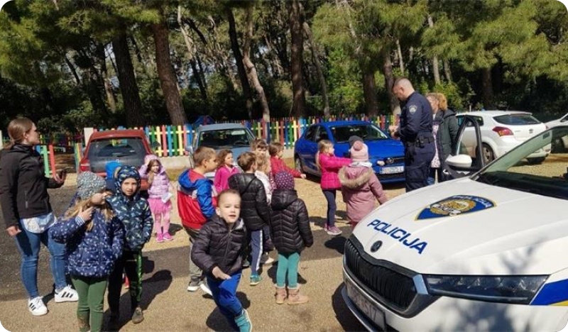 Prometni policajci posjetili dječji vrtić na Busoleru-144506
