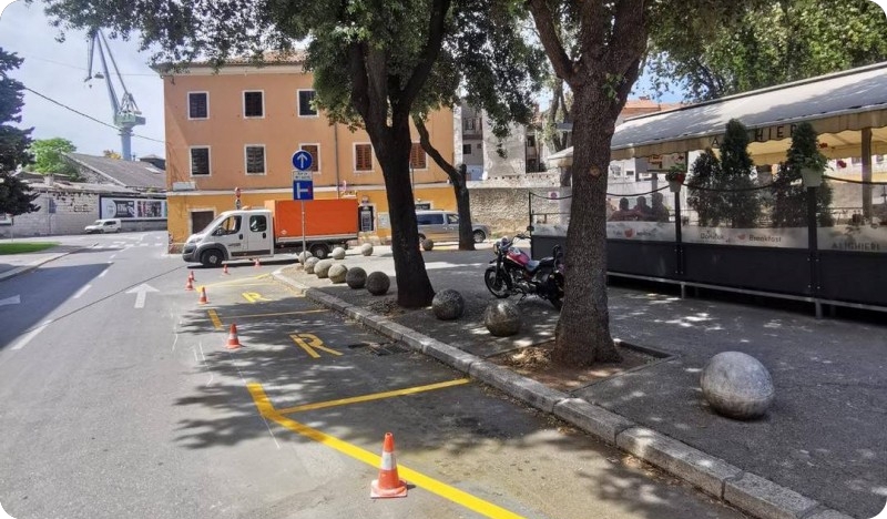 Djelatnici Pula Parkinga označili nova parkirališna mjesta za dostavu robe-127498