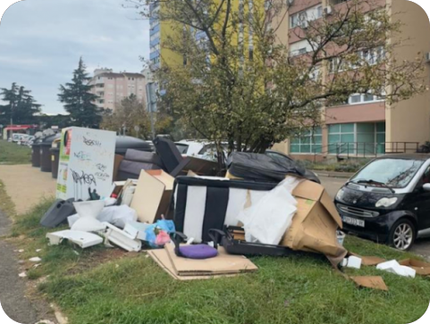 Gomila glomaznog otpada već mjesec dana stoji u Divkovićevoj ulici - nitko ne reagira-155977