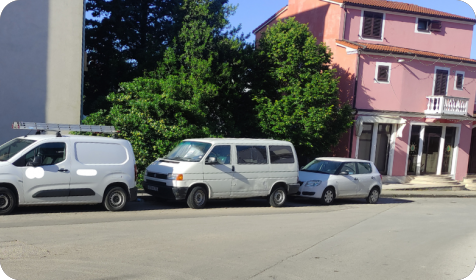 U Kosovoj ulici stoji parkiran kombi ukrajinskih tablica već dvije godine!-144984