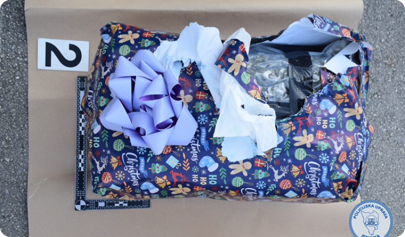Policija presrela božićne poklone, zaplijenila 11,3 kg marihuane-156887