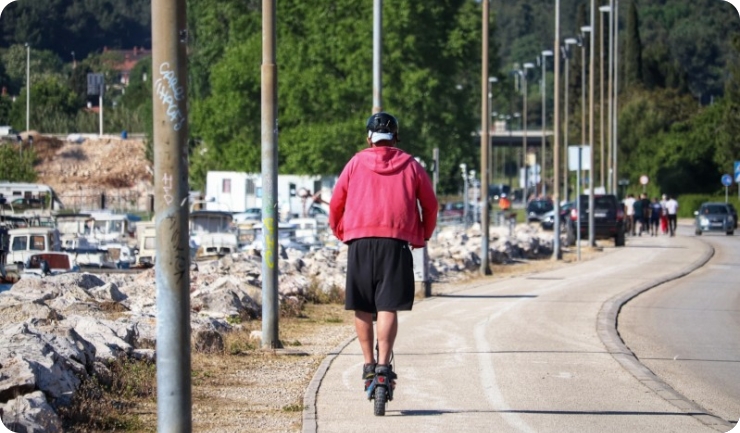 Vozio prejak romobil nogostupom i kolnikom, policija mu ga oduzela-161628